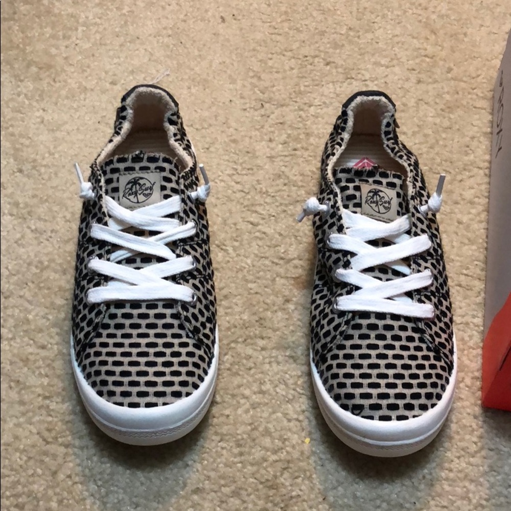 Roxy women’s casual tennis shoe